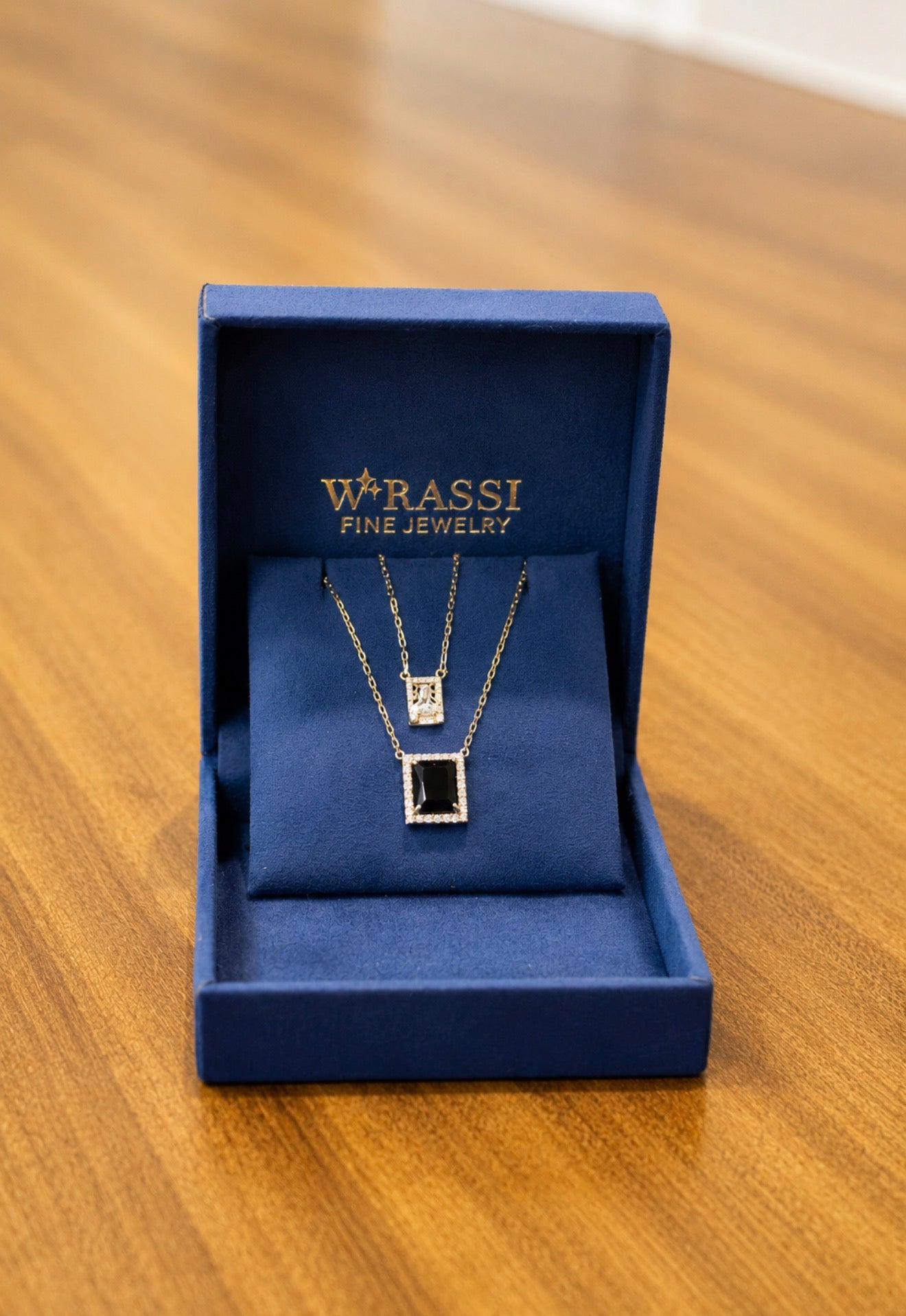 Colar Escapulário Ouro Branco 18k com Diamantes e Onix