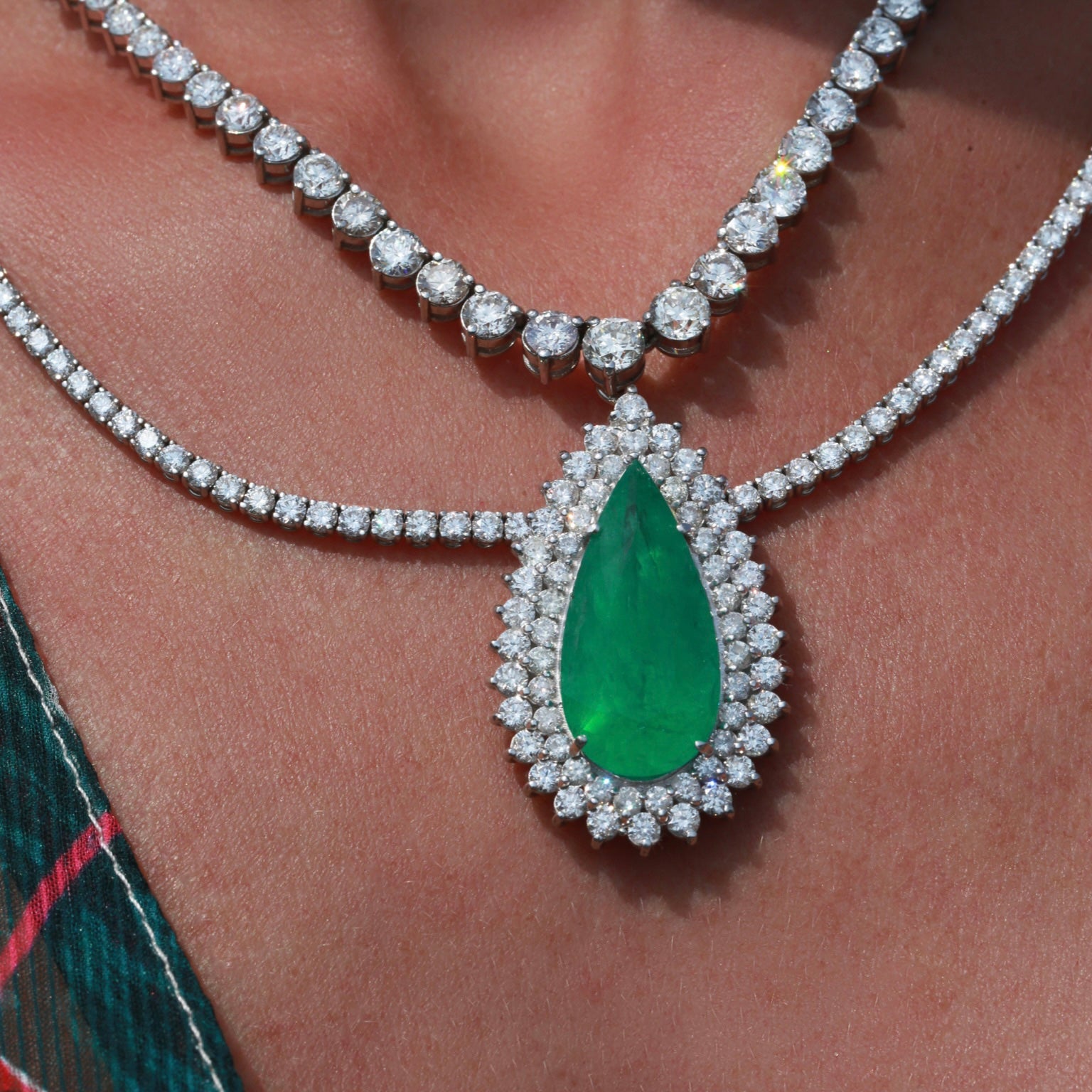 Pingente Esmeralda Gota Coroada de Diamantes