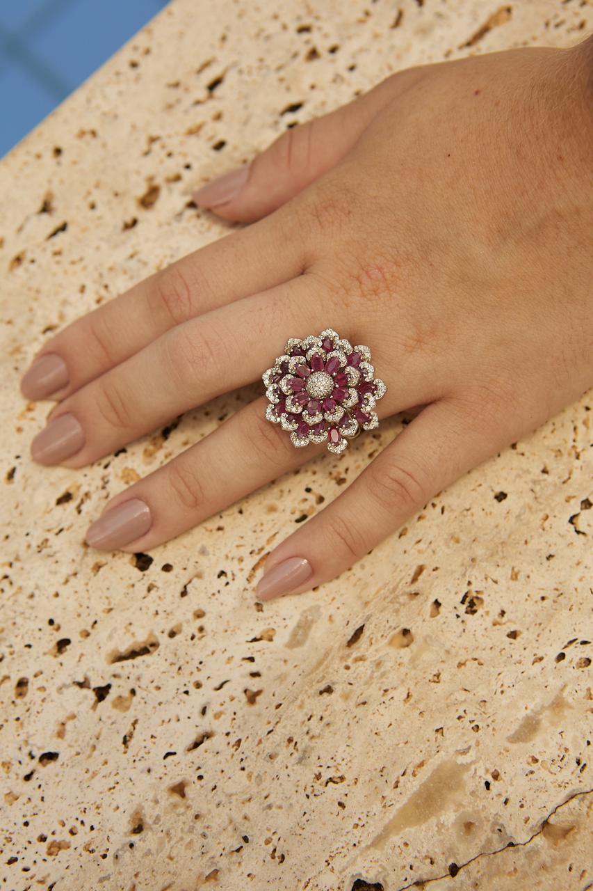 Anel Flor de Rubi com Diamantes