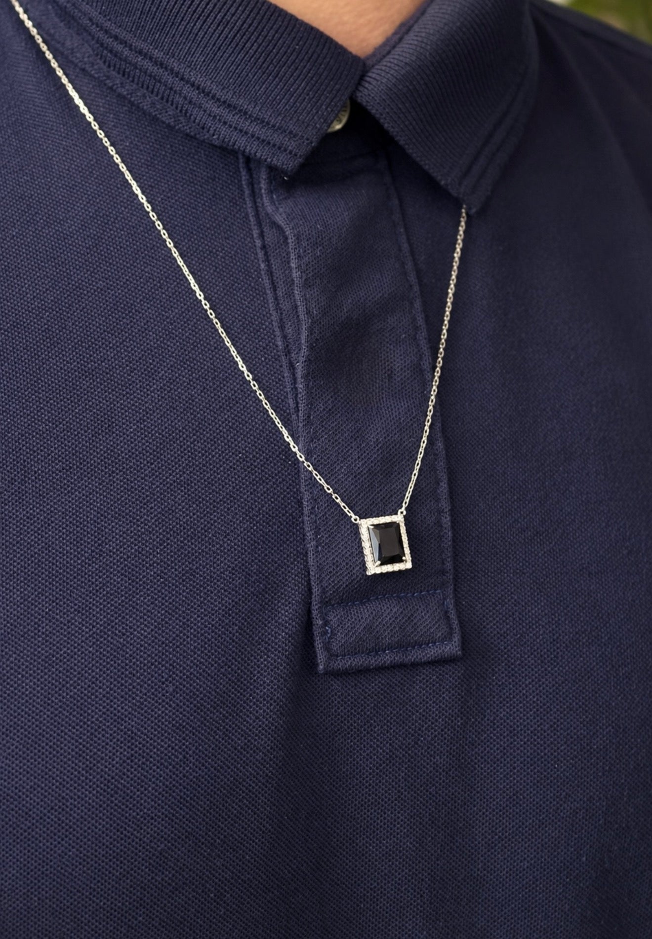 Colar Escapulário Ouro Branco 18k com Diamantes e Onix
