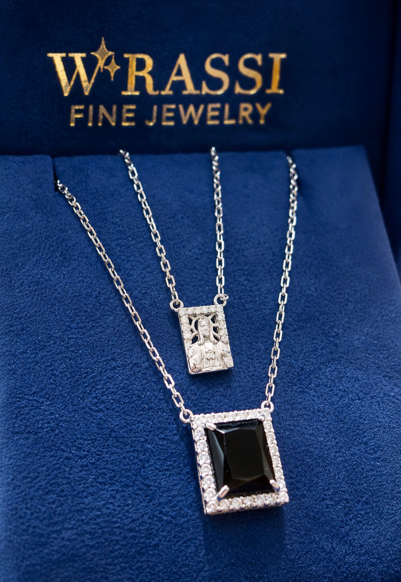 Colar Escapulário Ouro Branco 18k com Diamantes e Onix
