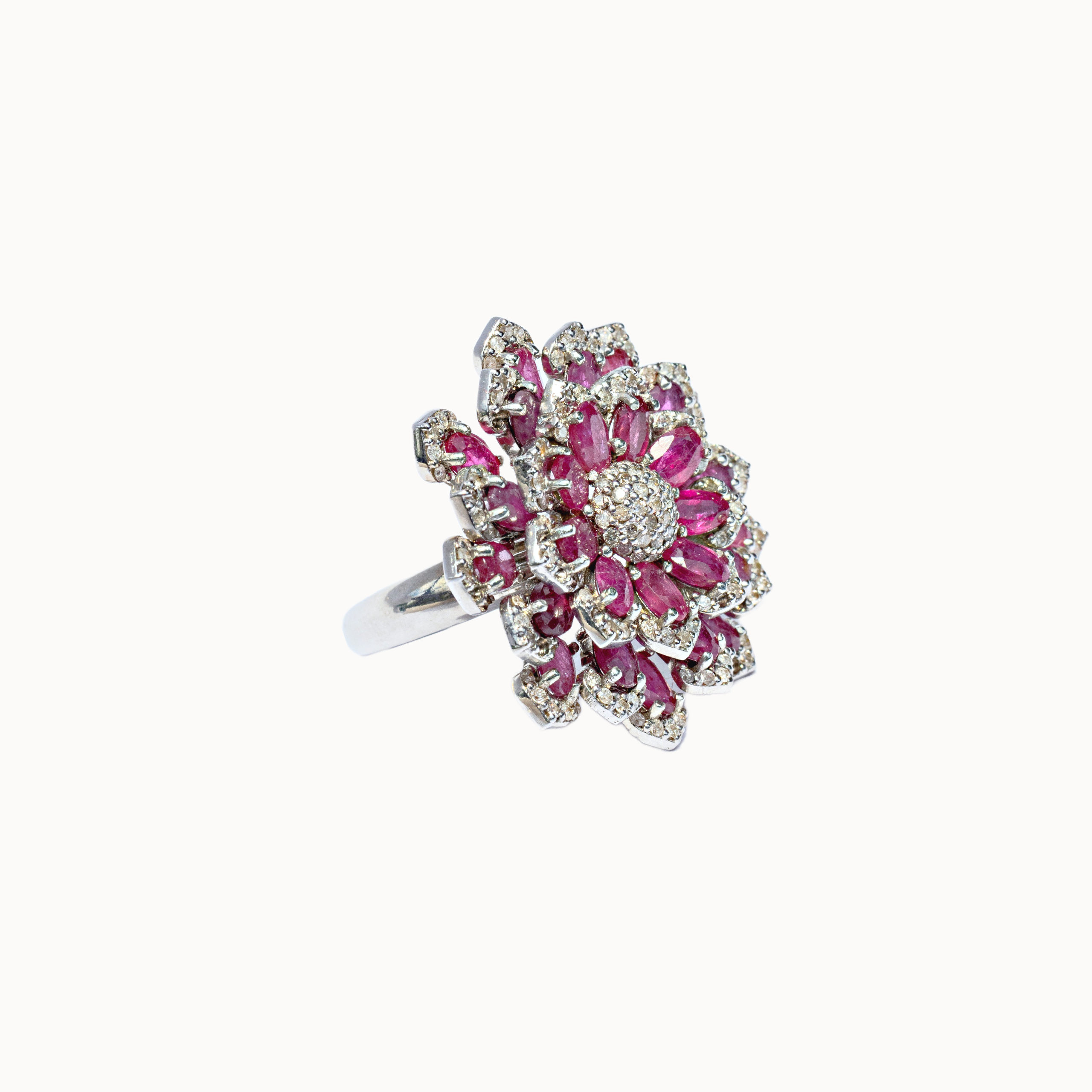 Anel Flor de Rubi com Diamantes