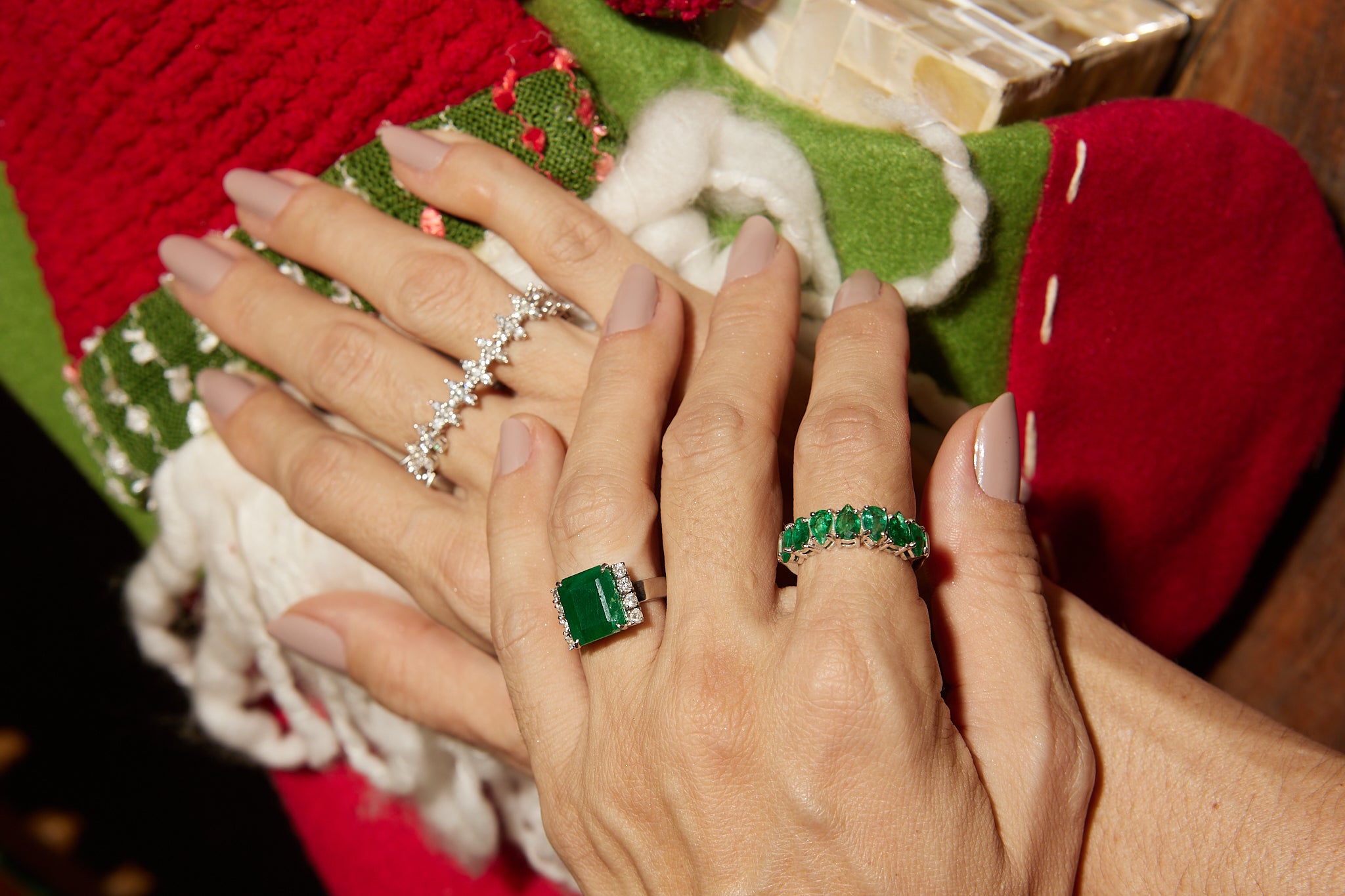 Anel Esmeralda lapidação Quadrada com Diamantes Laterais