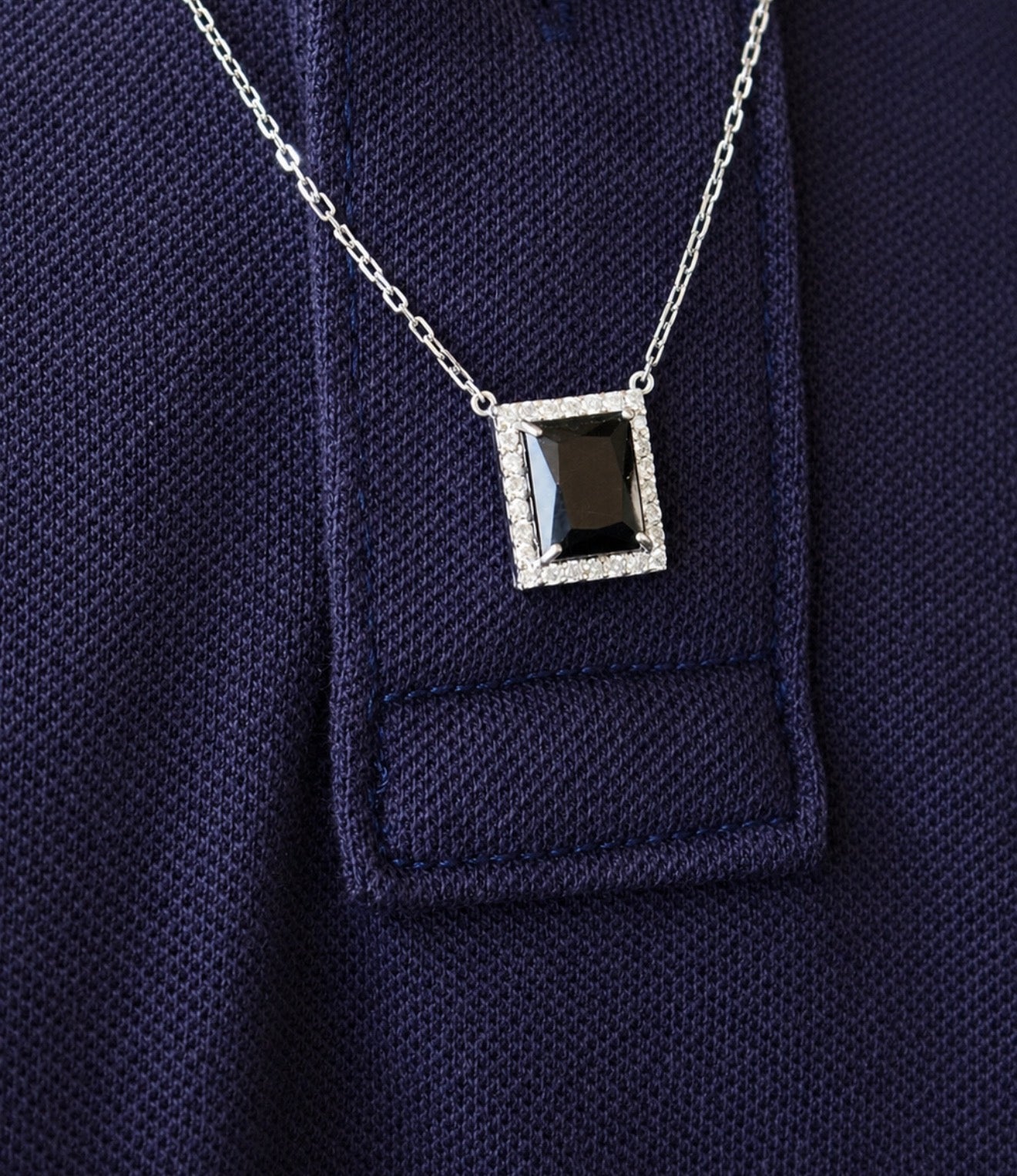 Colar Escapulário Ouro Branco 18k com Diamantes e Onix