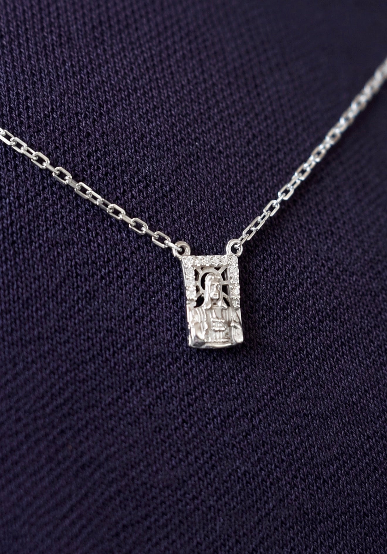Colar Escapulário Ouro Branco 18k com Diamantes e Onix